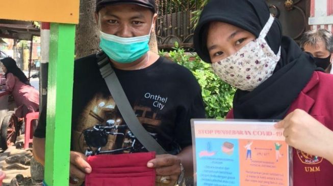 Lawan Corona, Mahasiswa UMM Lakukan Gerakan #SalingKuatMenguatkan di Jalan