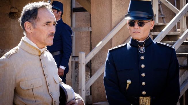 Mark Rylance dan Johnny Depp dalam film Waiting for the Barbarians.