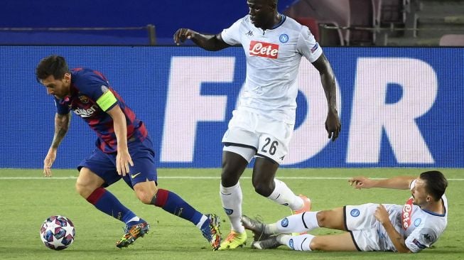 Penyerang Barcelona Lionel Messi mengontrol bola pada pertandingan leg kedua babak 16 besar Liga Champions UEFA antara FC Barcelona melawan Napoli di stadion Camp Nou, Barcelona, Sabtu (8/8/2020). [LLUIS GENE / AFP]