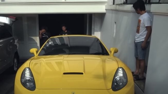 Ferrari sebagai surprise untuk istri Rian D'Masiv (Youtube)