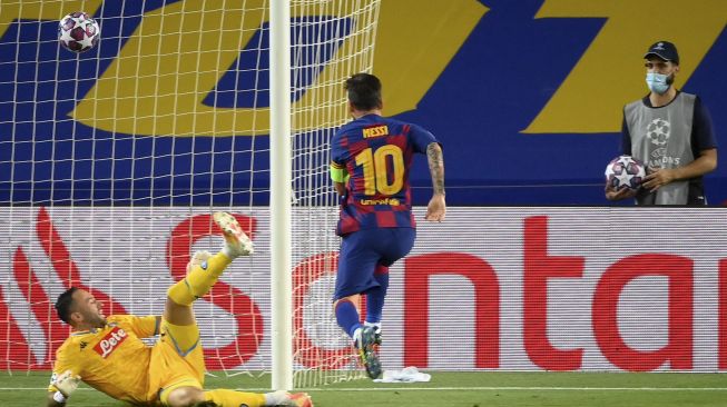 Penyerang Barcelona Lionel Messi mencetak gol ketiga yang akan dianulir karena handball selama pertandingan sepak bola leg kedua babak 16 besar Liga Champions UEFA antara FC Barcelona dan Napoli di stadion Camp Nou, Barcelona, Sabtu (8/8/2020). [LLUIS GENE / AFP]