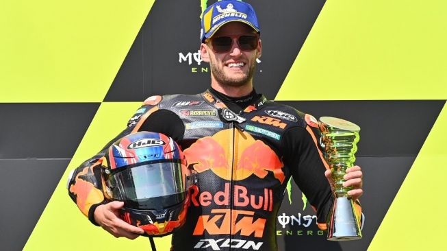 Pebalap KTM Brad Binder menjuarai MotoGP Ceko di Sirkuit Brno, Minggu (9/8/2020). [AFP/Joe Klamar]