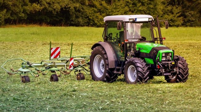 Gegara Banjir, Pengantin Pria Ini Hadiri Pernikahan Naik Traktor