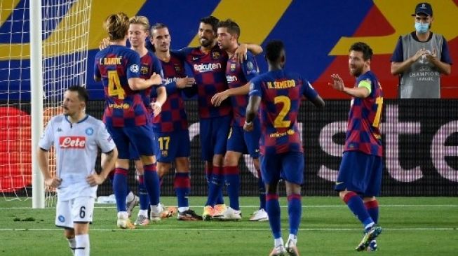Para pemain Barcelona merayakan gol Luis Suarez dari titik penalti ke gawang Napoli dalam laga Liga Champpions di Camp Nou. LLUIS GENE / AFP