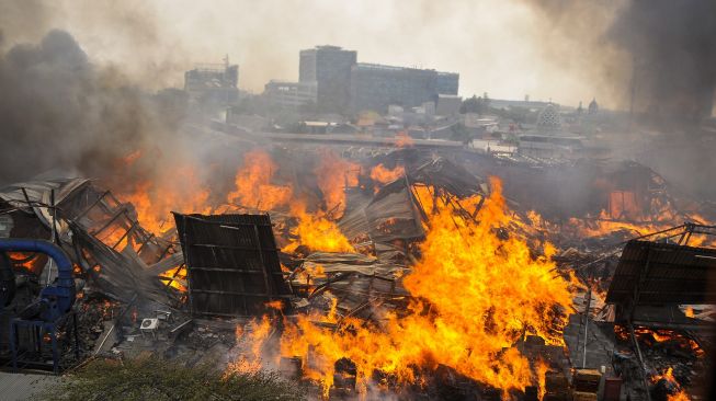 Cerita Petugas Damkar, 18 Jam di Kobaran Api Pabrik Mebel di Cakung