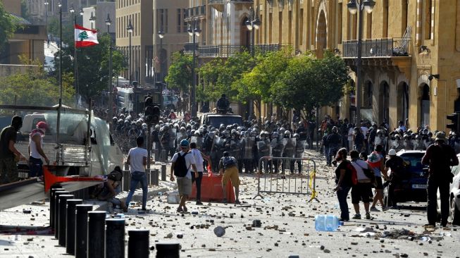 Ratusan demonstran bentrok dengan polisi di Lebanon,Beirut. (Anadolu Agency/Houssam Shbaro)