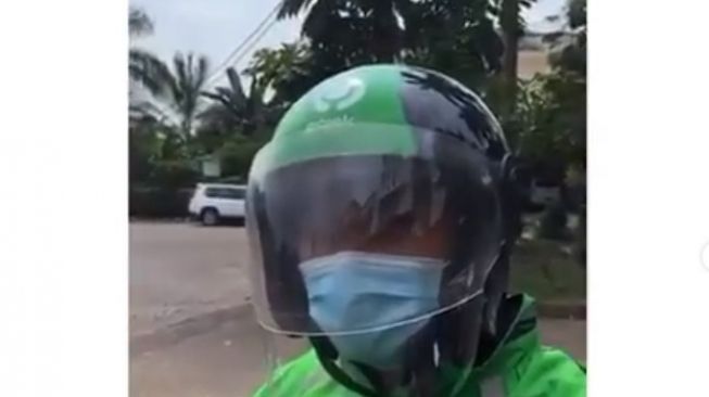 Face shield terpasang di helm ojol di balik visor helm  (Instagram)