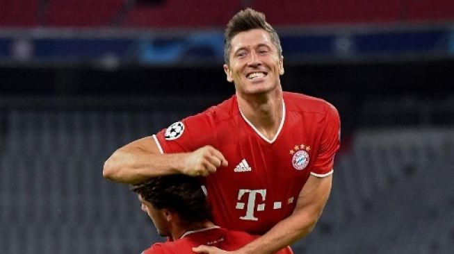 Striker Bayern Munich Robert Lewandowski merayakan golnya ke gawang Chelsea bersama rekan setimnya Alvaro Odriozola dalam laga Liga Champions di Allianz Arena. Tobias SCHWARZ / AF