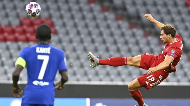 Gelandang Bayern Munich Leon Goretzka (kanan) menendang bola selama pertandingan  babak 16 besar Liga Champions UEFA antara FC Bayern Munich melawan Chelsea di Munich, Jerman, Sabtu (8/8/2020). [Tobias SCHWARZ / AFP]