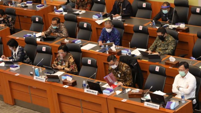 Mensos, Juliari Batubara, saat bertemu dengan DPR. (Dok : Kemensos)