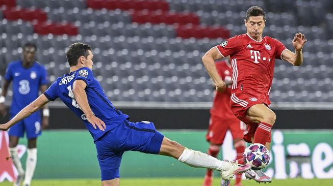 Bek Chelsea Andreas Christensen (kiri) bertarung memperebutkan bola dengan penyerang Bayern Munich Robert Lewandowski selama pertandingan  babak 16 besar Liga Champions UEFA antara FC Bayern Munich melawan Chelsea di Munich, Jerman, Sabtu (8/8/2020). [Tobias SCHWARZ / AFP]