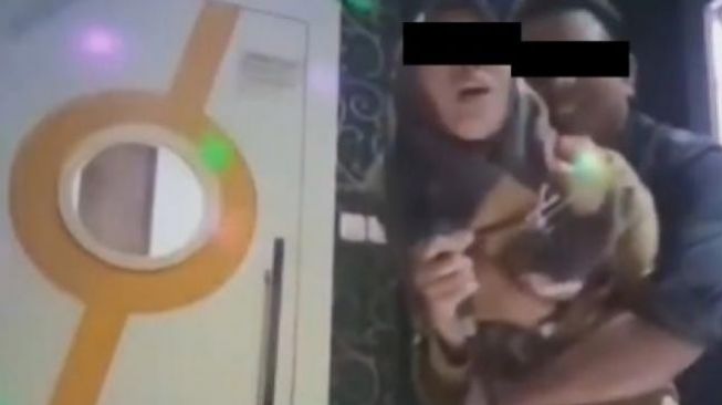 Berduaan di Karaoke, Viral Kades Lampung Tengah Peluk Mesra Istri Kadus