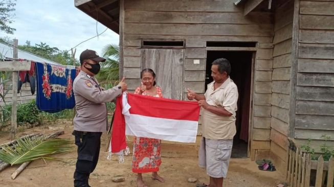 Berkibar Bendera Merah-Putih Di Suku Pedalaman Talang Mamak