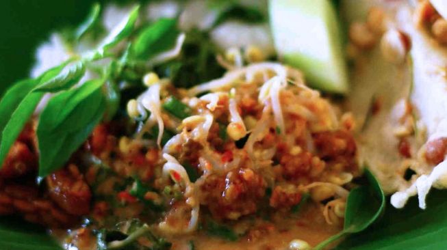 Sego Pecel Kertosono, Another Way of Serving Your Salad with Peanut Sauce