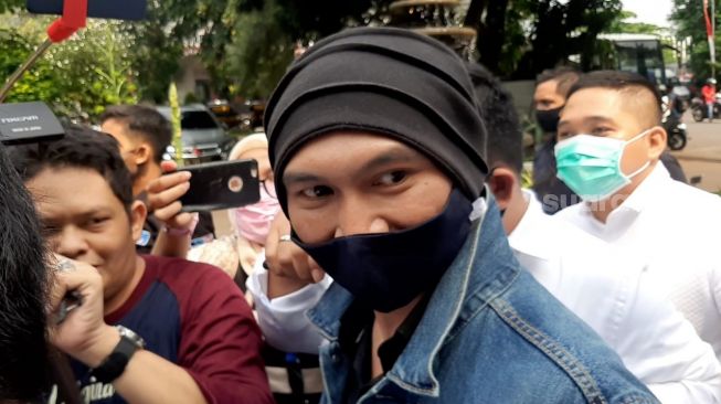 Penyanyi Anji menjalani pemeriksaan di Polda Metro Jaya, Senin (10/8/2020) terakit kasus dugaan penyebaran berita bohong. Anji dilaporkan oleh Ketua Umum Cyber Indonesia, Muannas Alidid terkait video Hadi Pranoto soal ramuan Covid-19, yang diunggah di channel YouTube milik Anji, Anji Manji. [Evi Ariska/Suara.com]