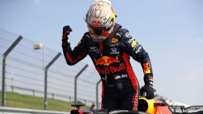 Pembalap Red Bull Max Verstappen merayakan kemenangan di F1 GP 70th Anniversary di Silverstone. Bryn Lennon / POOL / AFP