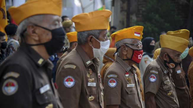 Sejumlah Veteran mengikuti upacara peringatan Hari Veteran Nasional di Gedung LVRI, Bandung, Jawa Barat, Senin (10/8/2020). [ANTARA FOTO/Raisan Al Farisi]