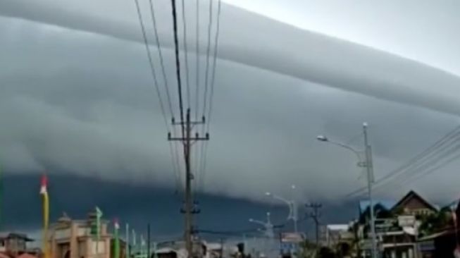 Penampakan awan mirip tsunami di Aceh (Instagram/portalaceh)