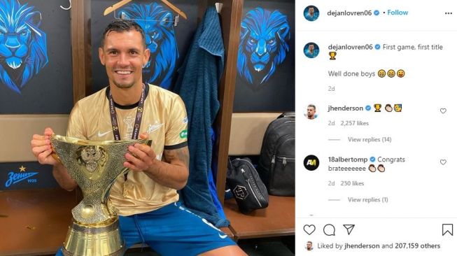 Dejan Lovren mengangkat trofi pertamanya bersama Zenit Saint Petersburg. (Instagram/dejanlovren06)