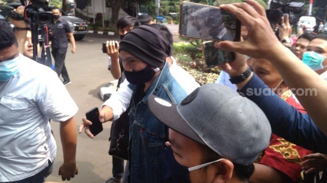 Penyanyi Anji menjalani pemeriksaan di Polda Metro Jaya, Senin (10/8/2020) terakit kasus dugaan penyebaran berita bohong. Anji dilaporkan oleh Ketua Umum Cyber Indonesia, Muannas Alidid terkait video Hadi Pranoto soal ramuan Covid-19, yang diunggah di channel YouTube milik Anji, Anji Manji. [Evi Ariska/Suara.com]