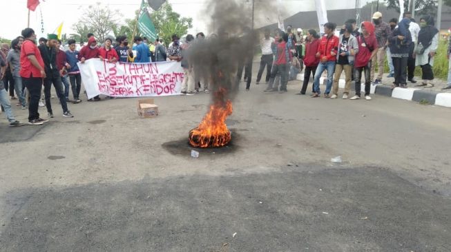 Mahasiswa Demo Bakar-bakaran di HUT Serang, Banyak yang Tak Pakai Masker