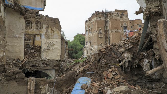 Runtuhnya bangunan bersejarah di Kota Tua Sanaa, Yaman, pada (8/8/2020). [Mohammed HUWAIS / AFP]