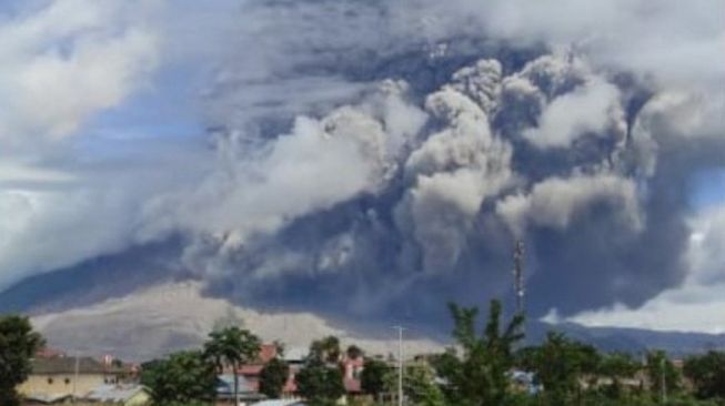 Gunung Sinabung Erupsi, BPBD Karo Larang Warga Masuki Zona Merah