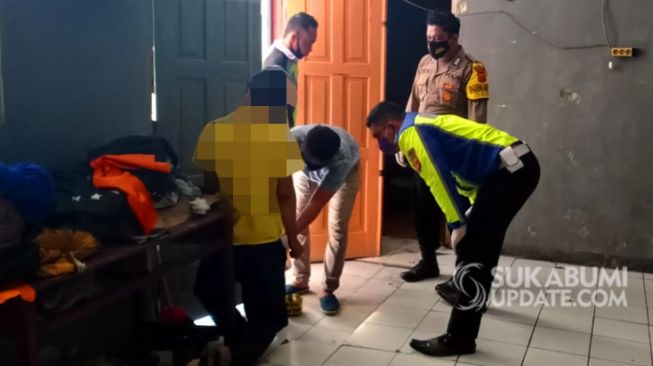 Anggota kepolisian saat melakukan olah TKP terkait dugaan kasus gantung diri yang dilakukan pasien ODGJ di salah satu panti kawasan Palabuhanratu, Kabupaten Sukabumi, Senin (10/8/2020). [Ist]