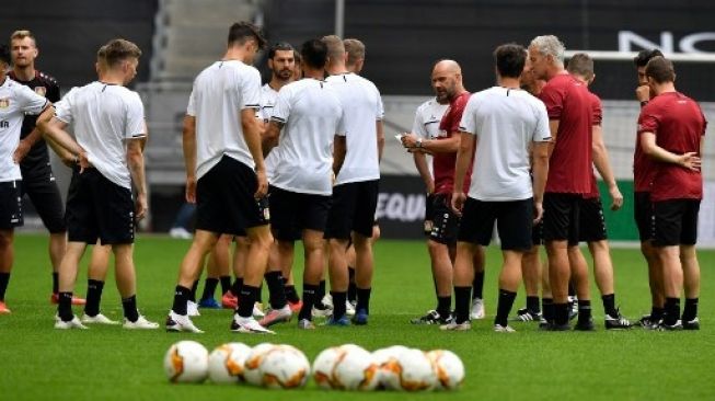 Pelatih Bayer Leverkusen Peter Bosz memimpin sesi latihan jelang laga perempat final Liga Europa kontra Inter Milan, Senin (10/8/2020). [AFP]