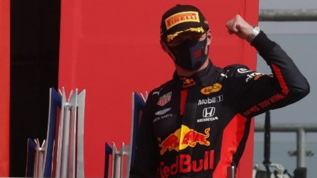 Pembalap Red Bull Max Verstappen di podium merayakan kemenangan di F1 GP 70th Anniversary di Silverstone. Frank Augstein / POOL / AFP