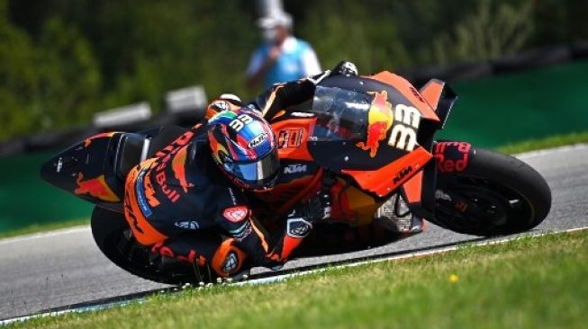 Pembalap Red Bull KTM Brad Binder melaju di sikuit Brno dan memenangi MotoGP Republik Ceko. Joe Klamar / AFP