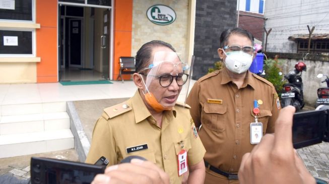 Plt. Direktur RSUD Ulin Banjarmasin MS Jehan menyampaikan kondisi terakhir Wali Kota Banjarbaru Nadjmi Adhani saat perawatan di RS, Senin (10/8/2020). [Foto: Kanalkalimantan.com]