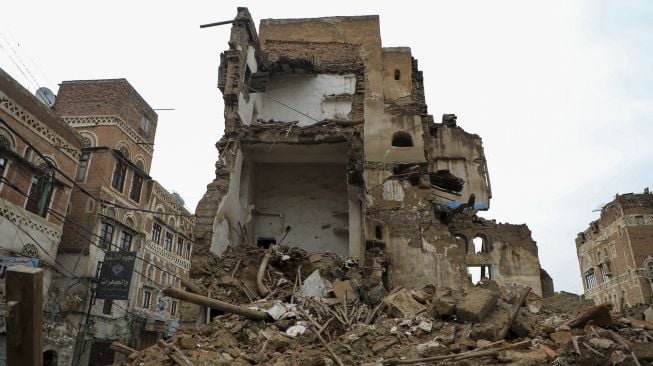 Runtuhnya bangunan bersejarah di Kota Tua Sanaa, Yaman, pada (8/8/2020). [Mohammed HUWAIS / AFP]