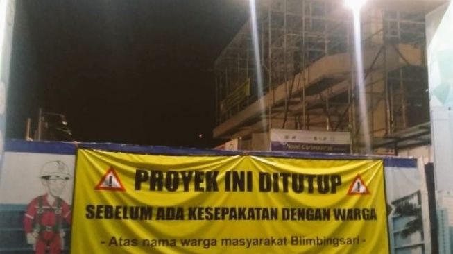 Merasa Terganggu, Warga Blimbingsari Segel Proyek Pembangunan Gedung UGM