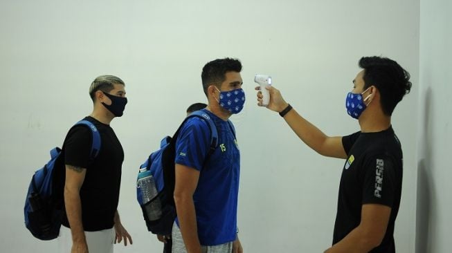 Bek Persib Fabiano Beltrame (tengah) melakukan pengecekan suhu tubuh sebelum menjalani latihan bersama di stadion Gelora Bandung Lautan Api (GBLA), Bandung, Senin (10/8/2020), pagi. [Dok. Persib]