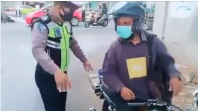 Aksi Pemotor Ini Bikin Polisi Bingung saat Menilang, Netizen: Motor Oplosan