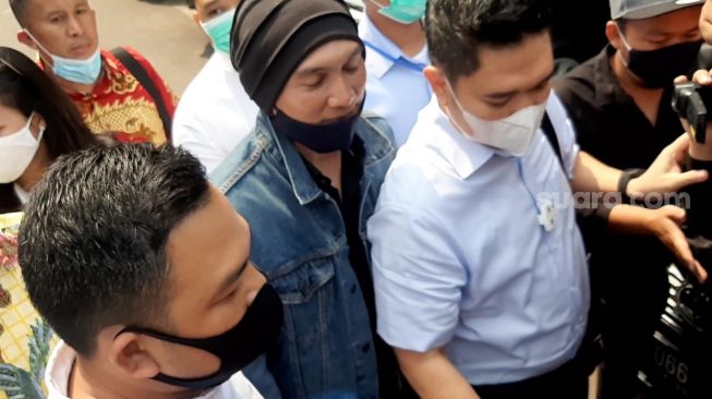 Penyanyi Anji menjalani pemeriksaan di Polda Metro Jaya, Senin (10/8/2020) terkait kasus dugaan penyebaran berita bohong. Anji dilaporkan oleh Ketua Umum Cyber Indonesia, Muannas Alidid terkait video Hadi Pranoto soal ramuan Covid-19, yang diunggah di channel YouTube milik Anji, Anji Manji. [Evi Ariska/Suara.com]