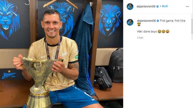 Dejan Lovren mengangkat trofi pertamanya bersama Zenit Saint Petersburg. (Instagram/dejanlovren06).