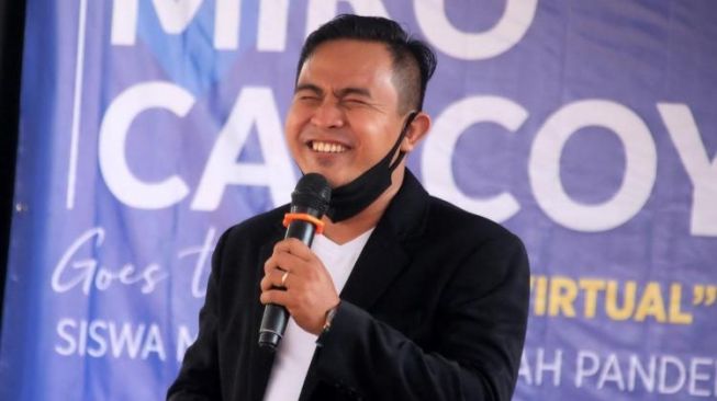 MIko Cak Coy ketika membawakan acara di tengah pandemi. - (HO Miko Cak Coy)