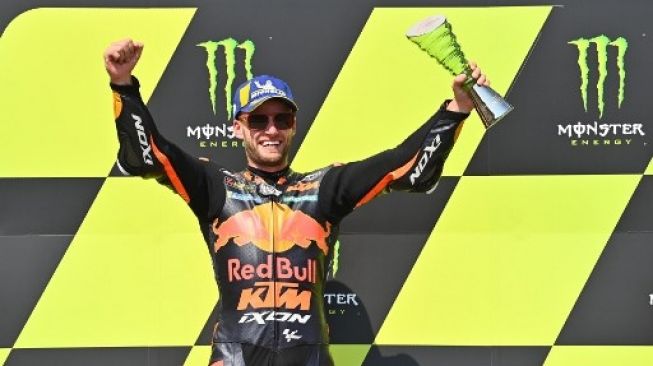 Pembalap Red Bull KTM Brad Binder merayakan kemenangan di podium setelah menjadi juara di MotoGP Republik Ceko di Brno. Joe Klamar / AFP