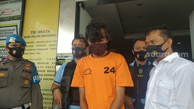 Raffi Idzamallah (19) alias Gondes, tersangka pemerkosaan terhadap wanita berinisial AF yang viral di media sosial. (Suara.com/Stephanus Aranditio).