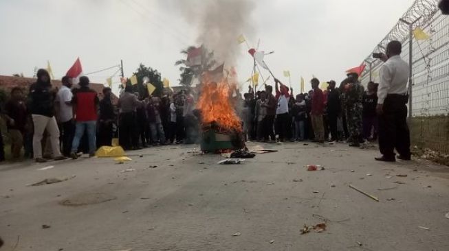 Warga Kosambi Blokir Jalan Parameter Utara Bandara Soetta