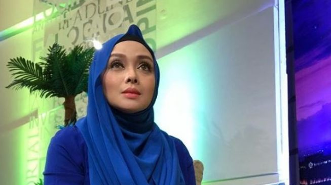 Potret Terry Putri usai berhijrah. (Instagram/terryputri)