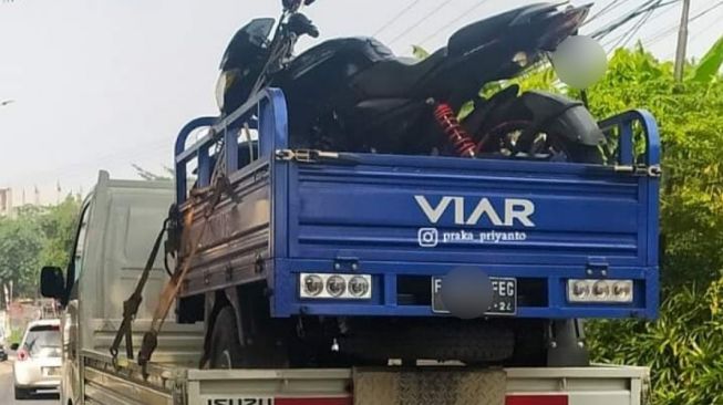 Tumpang Tindih, Muatan Mobil Pickup Ini Bikin Salah Fokus