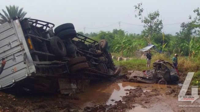 Adu Banteng Tronton vs Pick Up di Jalur Tengkorak, Kedua Sopir Luka-luka