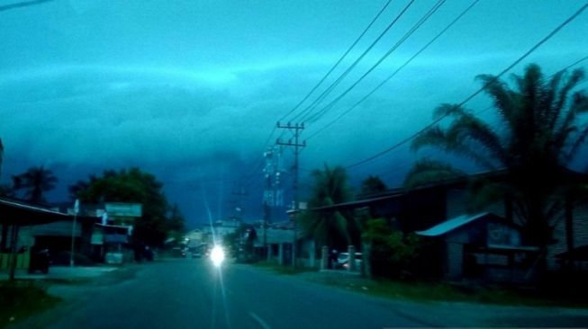 Fenomena awan Arcus yang menyebabkan badai dan hujan lebat yang melanda Kabupaten Aceh Barat dan Nagan Raya sejak Senin pagi dan Senin petang yang terekam di kawasan Simpang Peuet, Kecamatan Kuala, Nagan Raya, Aceh, (10/8/2020). [Antara/Teuku Dedi Iskandar]