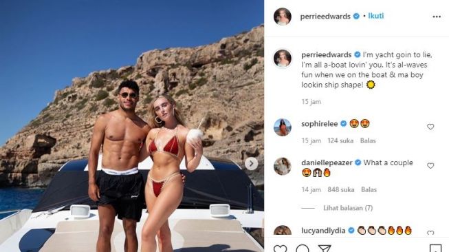 Alex Oxlade-Chamberlain saat berpose dengan sang pacar Perrie Edwards. (Instagram/perrieedwards)