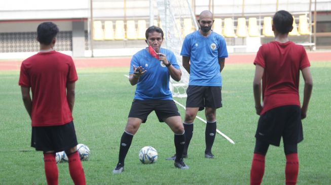 Bima Sakti saat memimpin Timnas Indonesia U-16 latihan di Stadion Patriot, Bekasi. (dok. PSSI)
