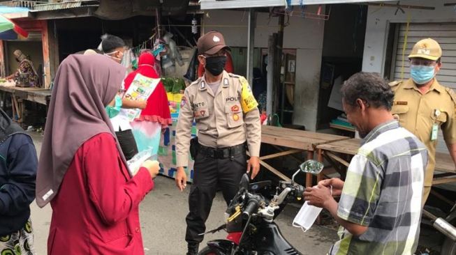 Mahasiswa UMM Lakukan Penyuluhan Keliling di Pasar Sejumput Pengambangan