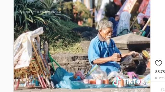 75 Tahun Lalu Angkat Senjata, Pak Min Kini Jualan Senjata Mainan di Jalan